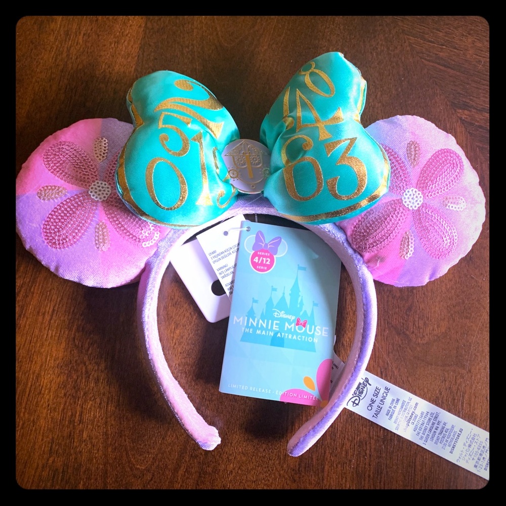 Minnie Mouse Main Attraction Small World Ears